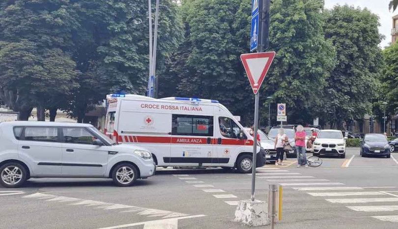 Scontro auto-bici: ferita una ragazza